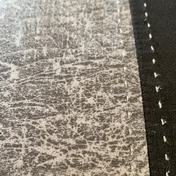 Two black grey pillows - Picture 4 of 7